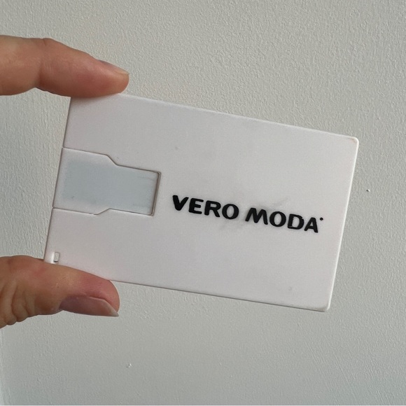 Vero Moda sleek thin portable thin card usb flash drive 1.99 GB - Picture 2 of 3